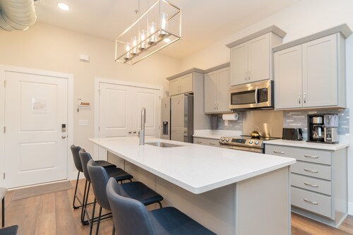 New Airy 2 bd Condo in Vibrant Southside Area