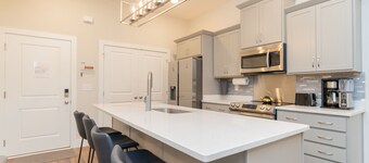 New Airy 2 bd Condo in Vibrant Southside Area