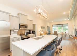 Frigorífico, microondas, horno y placa de cocina