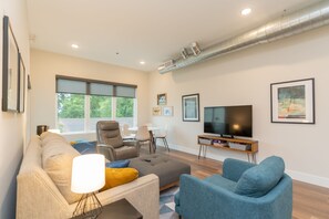 TV - New Airy 2 bd Condo in Vibrant Southside Area (Chattanooga)