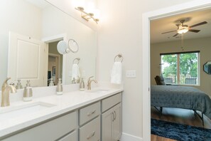 Combined shower/bathtub, towels, soap, shampoo - New Airy 2 bd Condo in Vibrant Southside Area (Chattanooga)