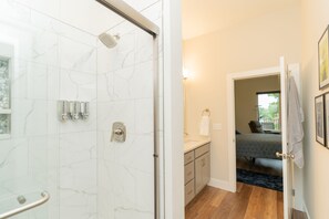 Combined shower/bathtub, towels, soap, shampoo - New Airy 2 bd Condo in Vibrant Southside Area (Chattanooga)