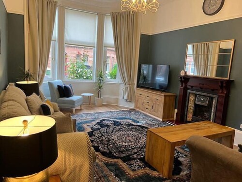 Super Spacious Victorian 3 BR main door flat Shawlands/Hampden Park near by 