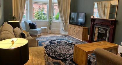 Super Spacious Victorian 3 BR main door flat Shawlands/Hampden Park near by