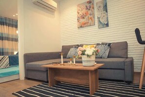 Smart TV, offices - Porto Golf Marina Pool View Chalet Beach & Aqua Park Access by Best of Bedz (Al Alameen City)