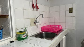 Cooktop, chaleira elétrica, talheres/pratos/utensílios de cozinha