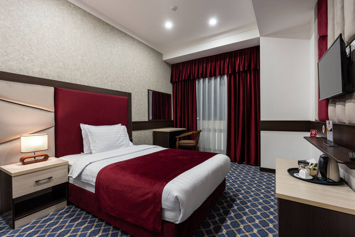 Premium bedding, down comforters, in-room safe, desk