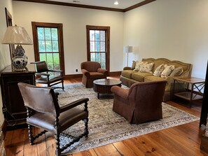 Living area - 7BR Scenic Luxury Getaway on 60Acres with 2 ponds, firepit, and more! (Conyers)