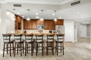 Fridge, microwave, oven, stovetop - Welcome to La Gampierre at Cape Harbour Your tropical paradise (Cape Coral)