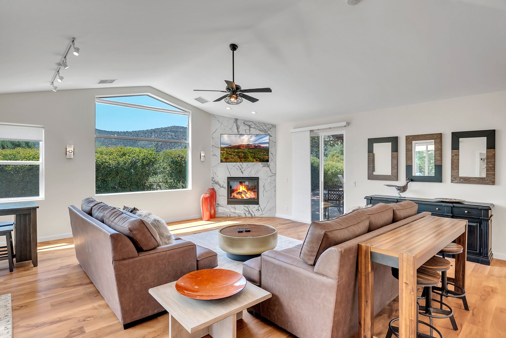 TV connectée, cheminée, table de tennis de table