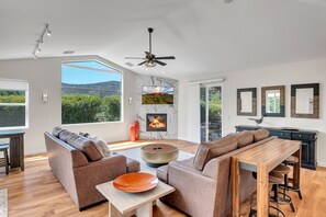 スマートテレビ、暖炉、卓球台