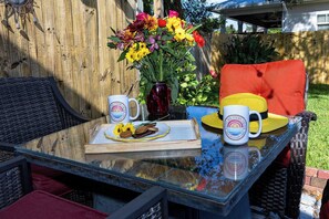 Outdoor dining - Romantic Cottage Guest Suite with Private Boutique Garden / Downtown (Pensacola)