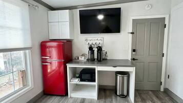 Een koelkast, een magnetron, een koffiezetapparaat/waterkoker