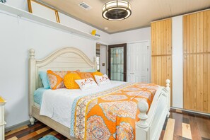 2 quartos, escrivaninha, ferros/tábuas de passar roupa