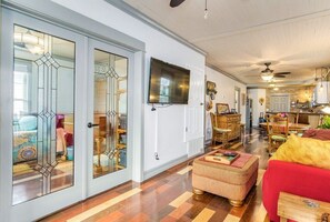 Smart-TV, Kamin, Arbeitsbereiche