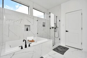 Combined shower/tub, jetted tub, hair dryer, towels - Luxury Midtown Houston Home w/ Rooftop Skyline Views (Houston)