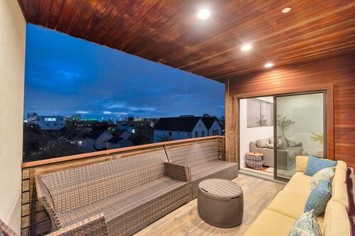 Luxury Home in Midtown With Skyline View 