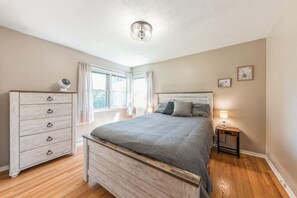 2 Schlafzimmer, Schreibtisch, Bügeleisen/Bügelbrett, Reisekinderbett