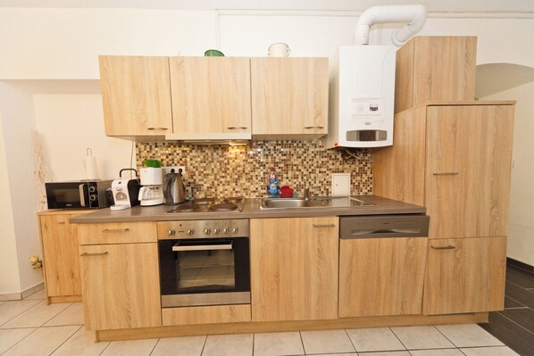 Kühlschrank, Mikrowelle, Ofen, Herdplatte