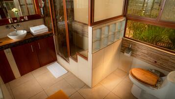 Deluxe Suite | Bathroom | Shower, towels