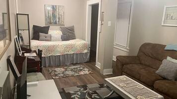 1 dormitori, escriptori i planxa i posts de planxar