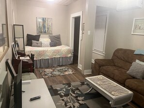 1 soveværelse, skrivebord, strygejern/strygebræt, weekendseng