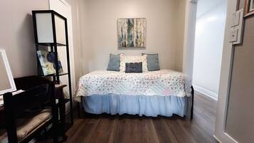 1 Schlafzimmer, Schreibtisch, Bügeleisen/Bügelbrett, Reisekinderbett