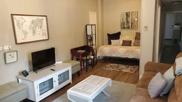 1 dormitori, escriptori i planxa i posts de planxar