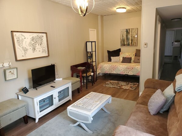 1 soveværelse, skrivebord, strygejern/strygebræt, weekendseng