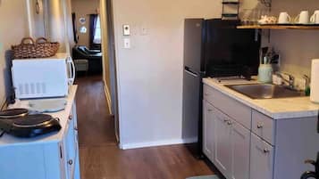 Een koelkast, een microgolfoven, een oven, een kookplaat