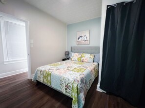 1 camera, una scrivania, ferro/asse da stiro, culla da viaggio