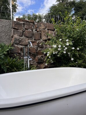 Maison Design, baignoire Ă remous, vue sur le jardin | Terrasse/patio