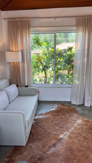 Romantic Bungalow, 1 Bedroom, Hot Tub, Garden View | Living area