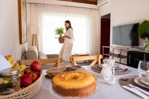 Chalet Design, baignoire à remous, vue sur le jardin | Aire de séjour | Téléviseur connecté, Netflix, livres, services de diffusion en continu