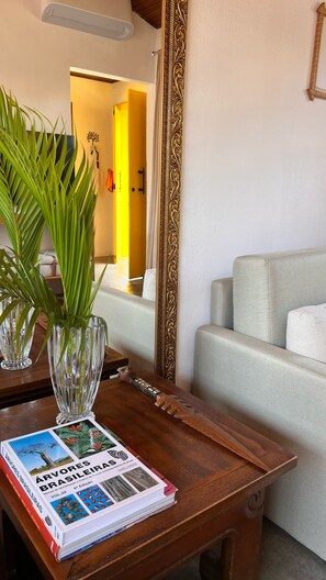 Romantic Bungalow, 1 Bedroom, Hot Tub, Garden View | Living area