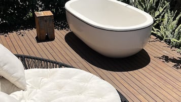 Cabana design, banheira de imersão, vista para o jardim | Terraço/pátio