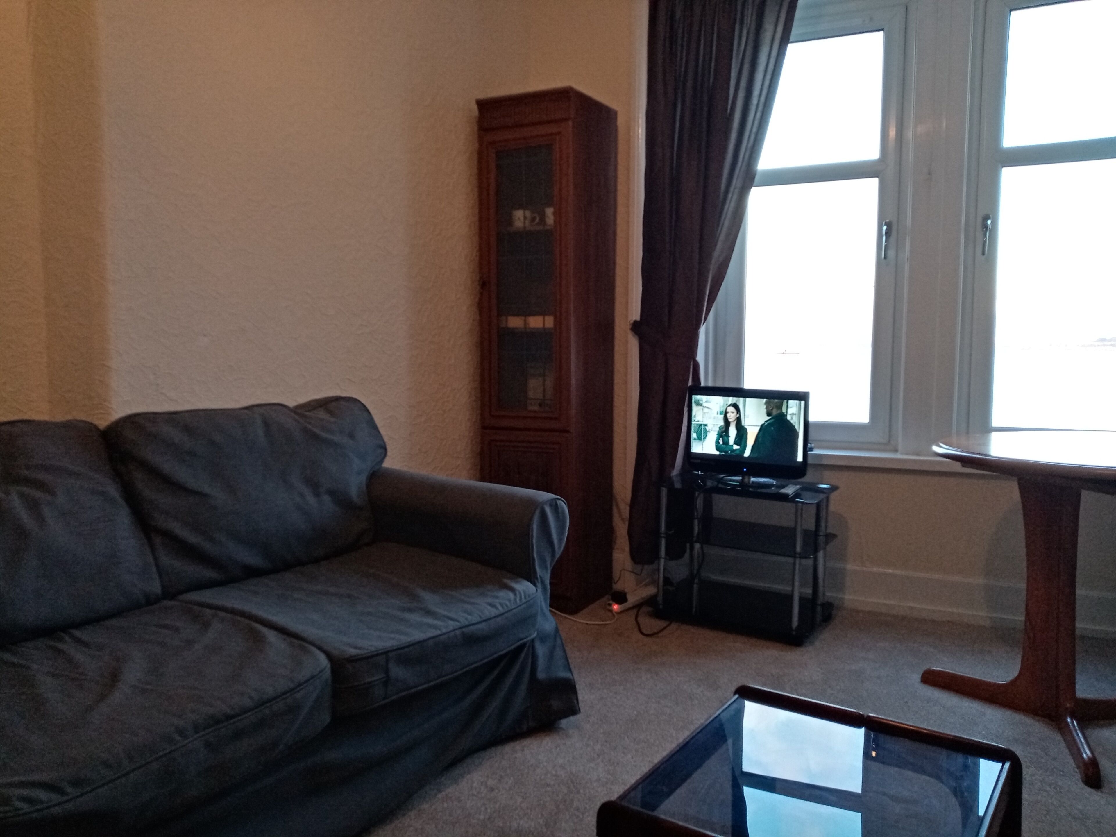 อพาร์ทเมนท์, เตียงควีนไซส์ 1 เตียง และโซฟาเบด | บริเวณนั่งเล่น | เตาผิง