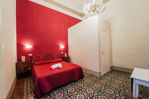 1 camera, una scrivania, Wi-Fi