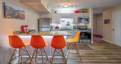 Sunshine Condo, Patio Deck, Pools, Hot Tubs, Gym, Pickleball, Resort Amenities