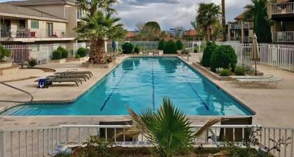 Sunshine Condo, Patio Deck, Pools, Hot Tubs, Gym, Pickleball, Resort Amenities