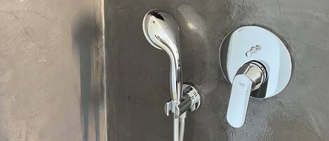 Dusj, hårføner, håndklær og såpe