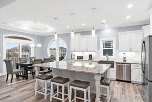 Fridge, microwave, oven, stovetop - East End Views featuring a private pool and hot tub (Ocean Isle Beach)