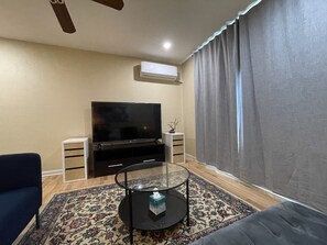 Smart TV - 125-#3 Cozy 1 BR unit on 2nd floor nearby Riverwalk (San Antonio)