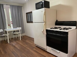 Fridge, microwave, oven, stovetop - 125-#3 Cozy 1 BR unit on 2nd floor nearby Riverwalk (San Antonio)