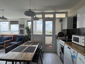 Kylskåp, mikrovågsugn, ugn och spishäll