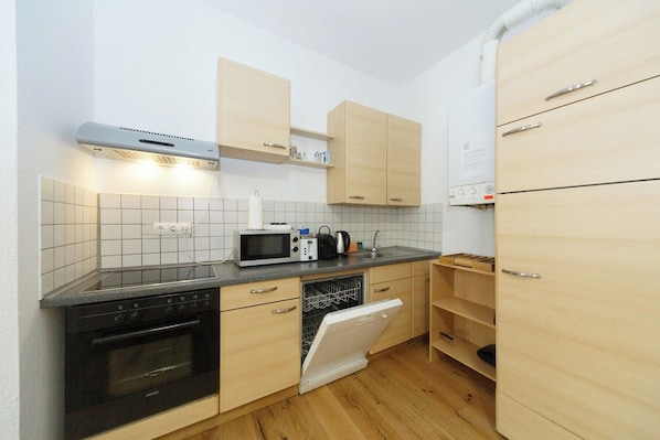 Kühlschrank, Mikrowelle, Herdplatte, Geschirrspüler