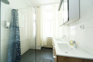 Shower, hair dryer, towels, soap - Apartment No. 03 in Vienna near Schönbrunn/Westbahnhof | Keyless Check-In (Wien)