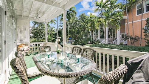 Coral Palm by Avantstay Key West Walkable Gated Community & Shared Pool