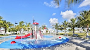 A water park with slides, a central water feature, and palm trees. - La Casita by Avantstay Steps to Duval Street in Key West! Month Long Stays Only (Key West)