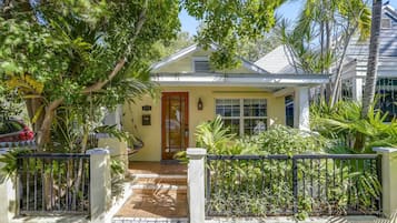 Fachada de la propiedad